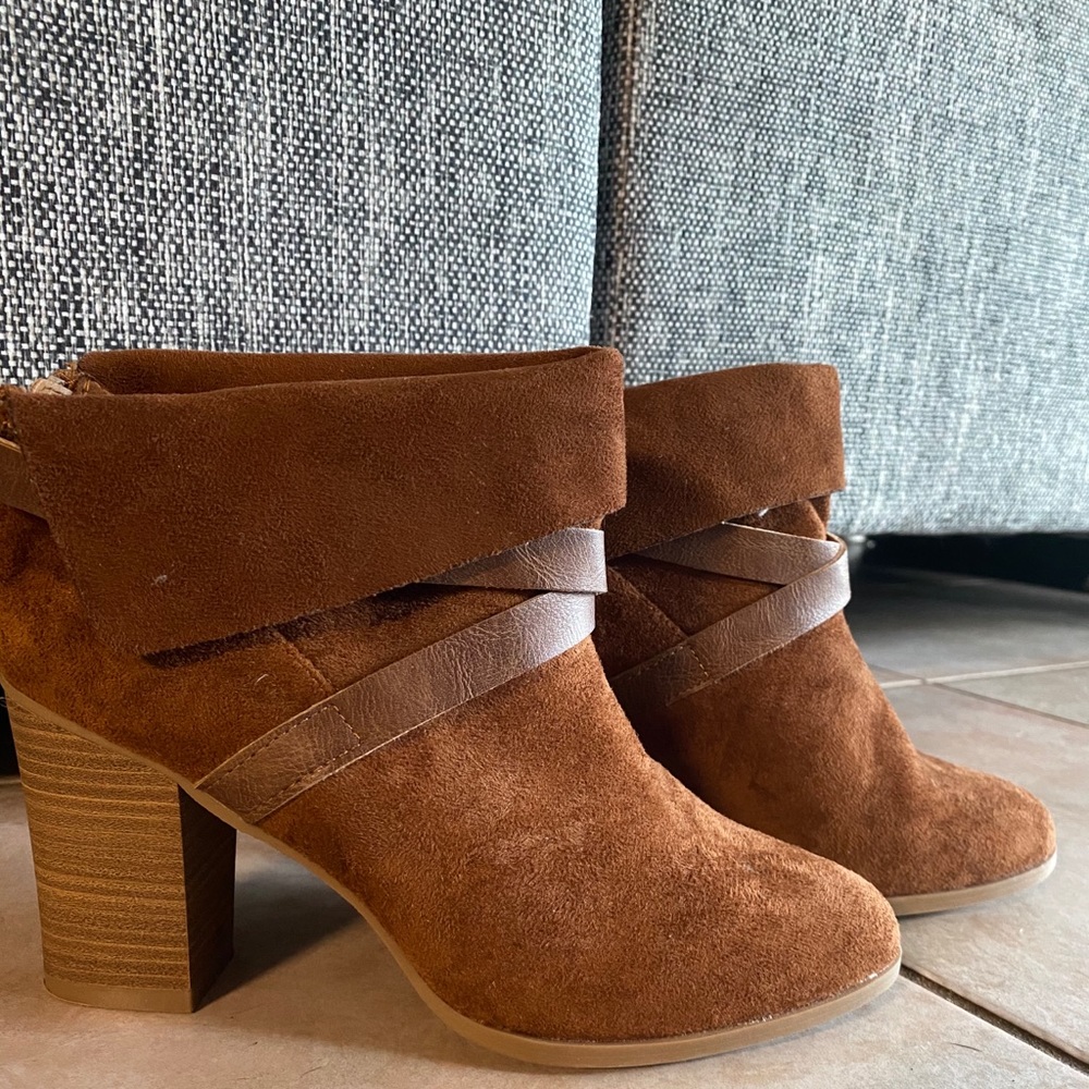 New Directions soft brown booties